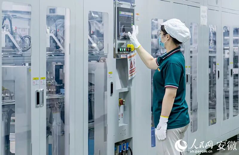 国轩高科生产车间内，技术工人正在控制生产设备。国轩高科供图