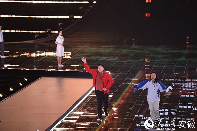 谢良昊（左一）登台瞬间。人民网记者 李希蒙摄