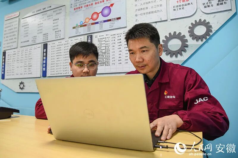 盛保柱和徒弟一起研究设备方案。人民网记者 李希蒙摄