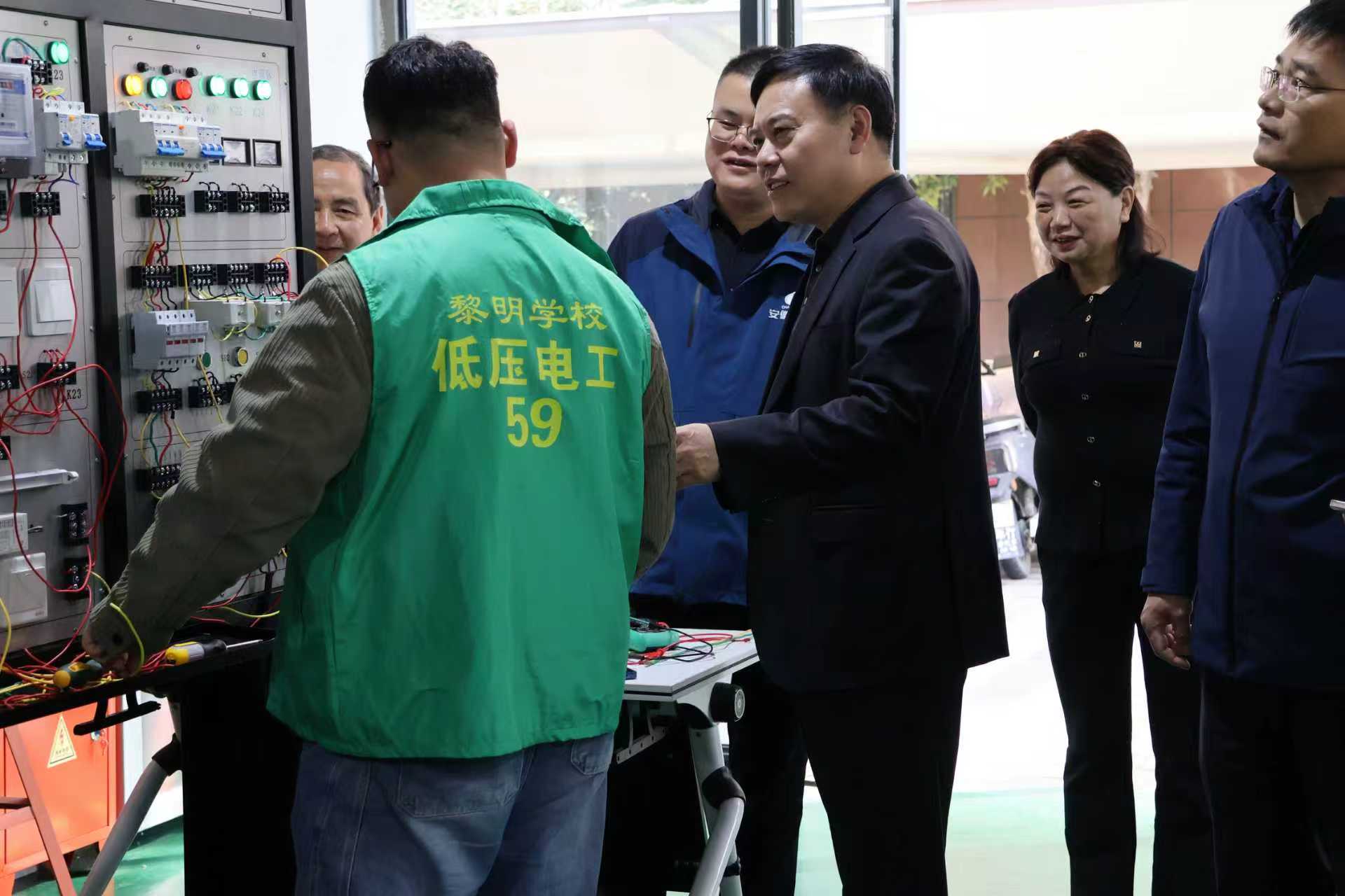 9424bba8a385961a30b4d080554b6973_17633597519d12e9